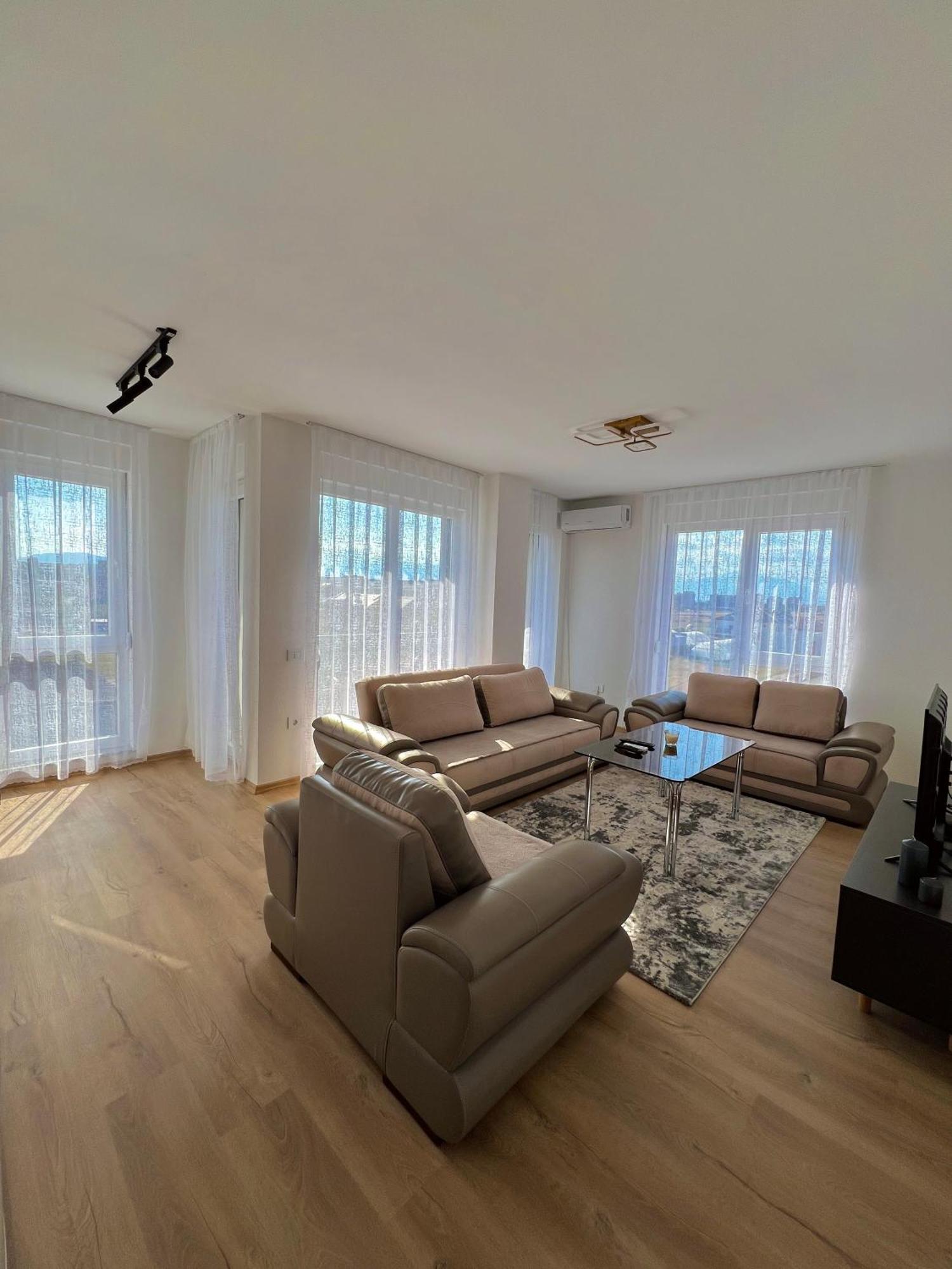 Holiday Apartments Gjakova Стая снимка