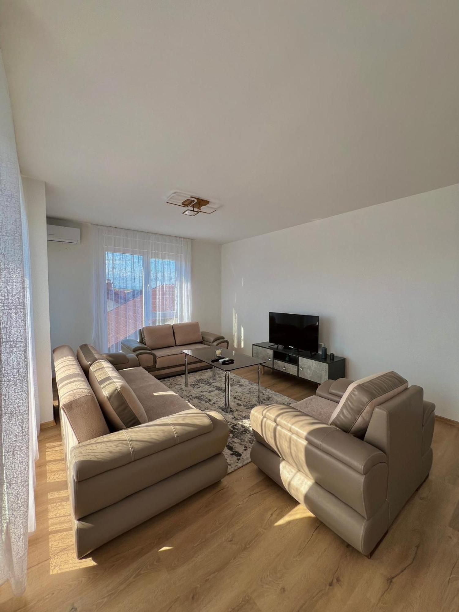Holiday Apartments Gjakova Стая снимка